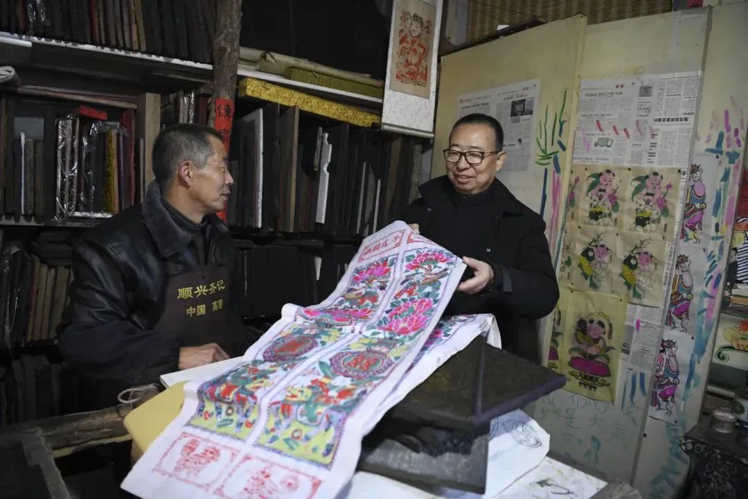 2020年潘魯生調研高密木板年畫（潘魯生供圖）